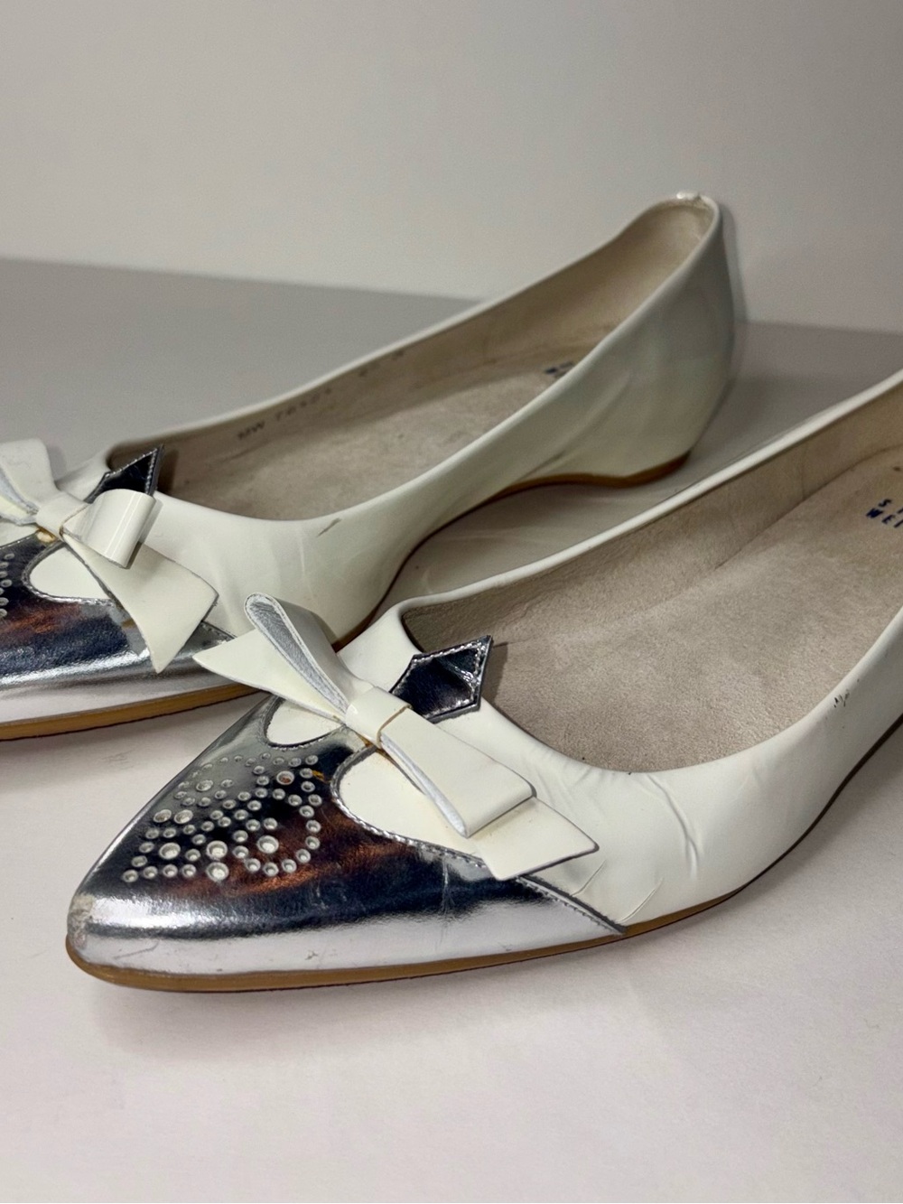 Stuart Weitzman Sleek Cap Toe Bow Flats 8.5 M White Silver Pointed Toe